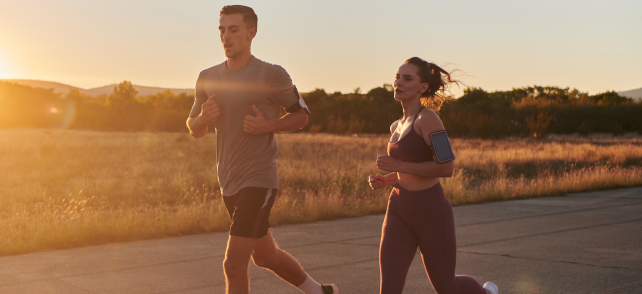 Emberek NN futóversenyen futnak.