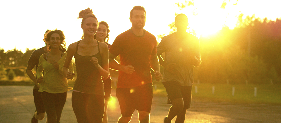 Csoport fut a naplementében.