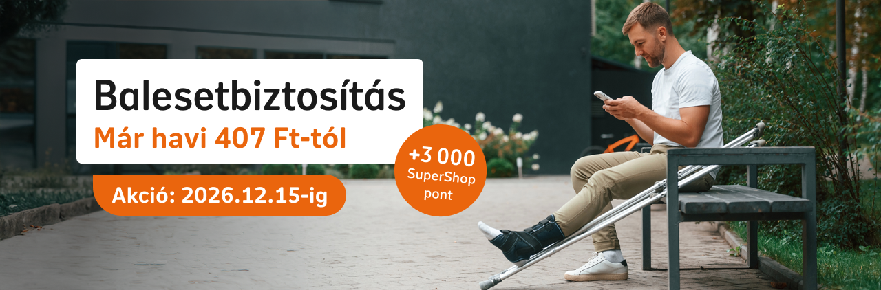 Törött lábú férfi gipszben ül és telefonozik.