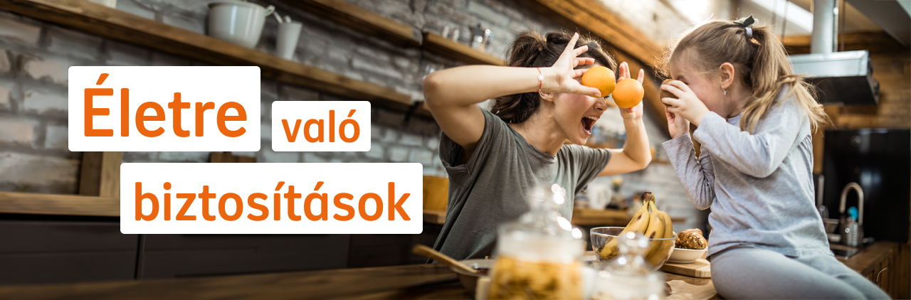 Anyuka a konyhában játszik a kislányával. 