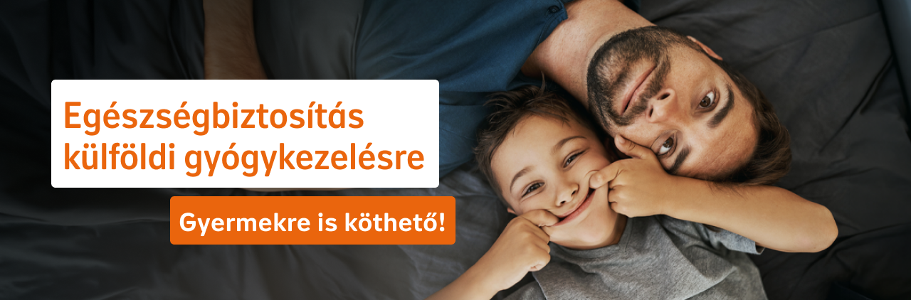 Apuka a kisfiával bolondos grimaszokat vág.