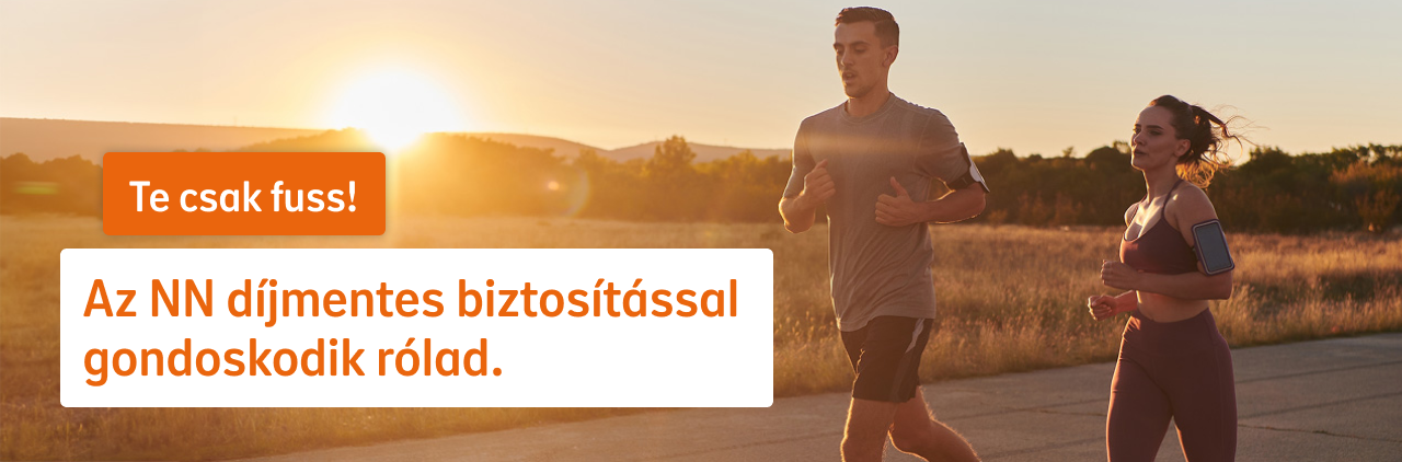 Emberek futnak a naplementében.