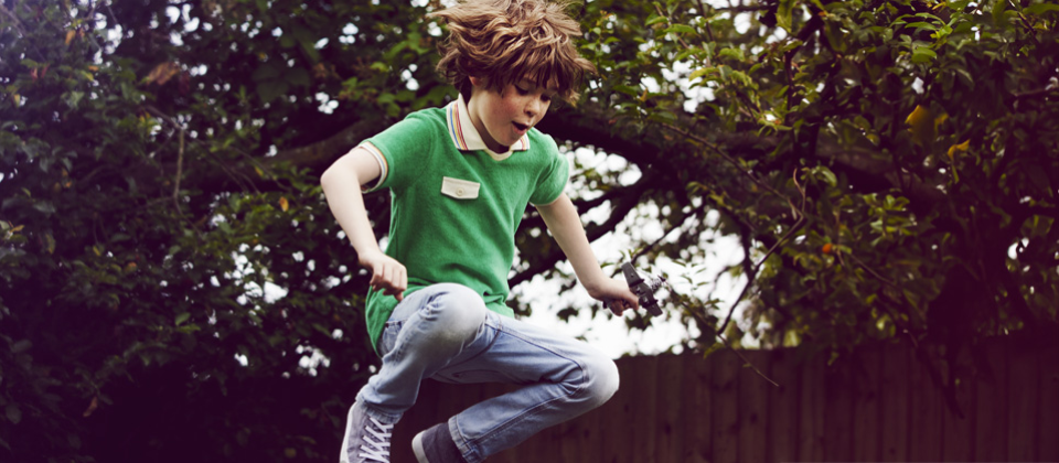 ADHD-s kisfiú ugrál a kertben.