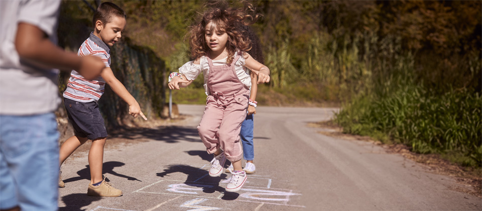 Aktív kisgyerekek ugrálnak az udvaron – ADHD gyerekeknél.