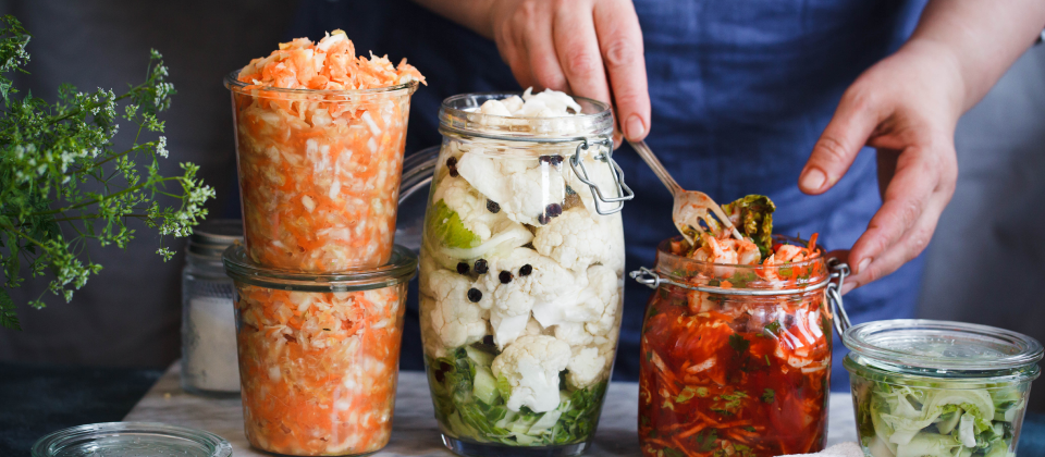 Befőttesüvegben fermentált zöldségek.