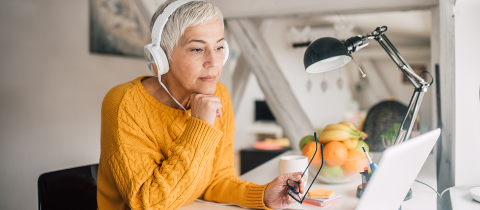 Középkorú pályaváltó nő online tanfolyamot végez.