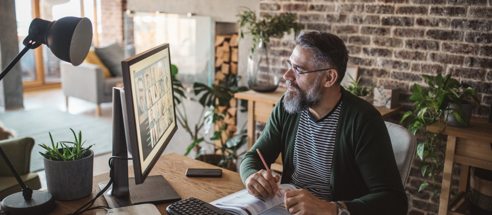Középkorú pályaváltó férfi csoportos online tanfolyamot végez.
