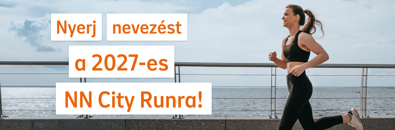 Lány fut a tengerpart mellett.