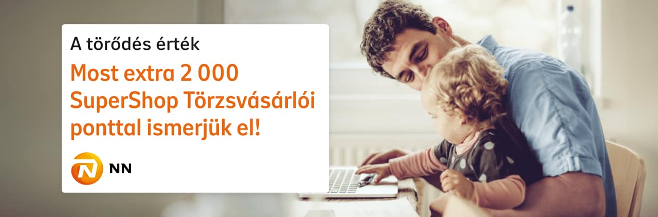 Apuka öleli a kisfiát az asztalnál, miközben biztosítást köt.